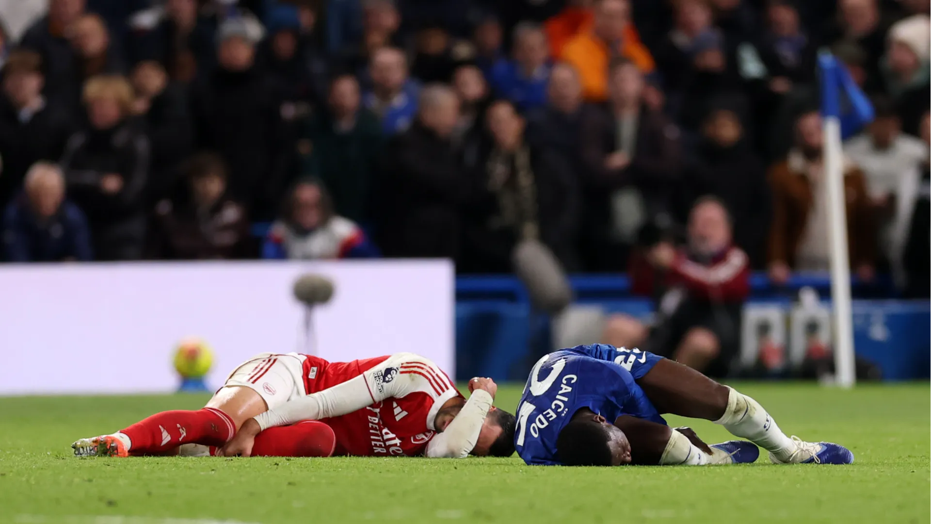 Entrambi sono finiti a terra dopo il contrasto ma Caicedo l'ha pagata cara...