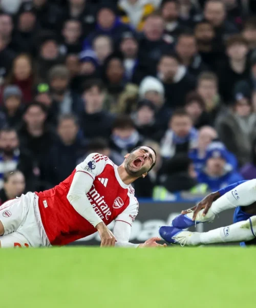 Orribile fallo di Moisés Caicedo, rosso diretto e valanga di critiche. Foto