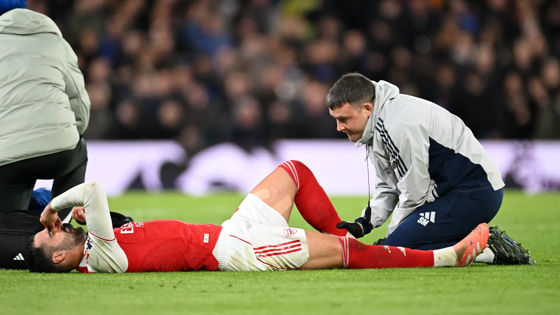 Lo staff medico dell'Arsenal si è precipitato in campo per soccorrere lo spagnolo