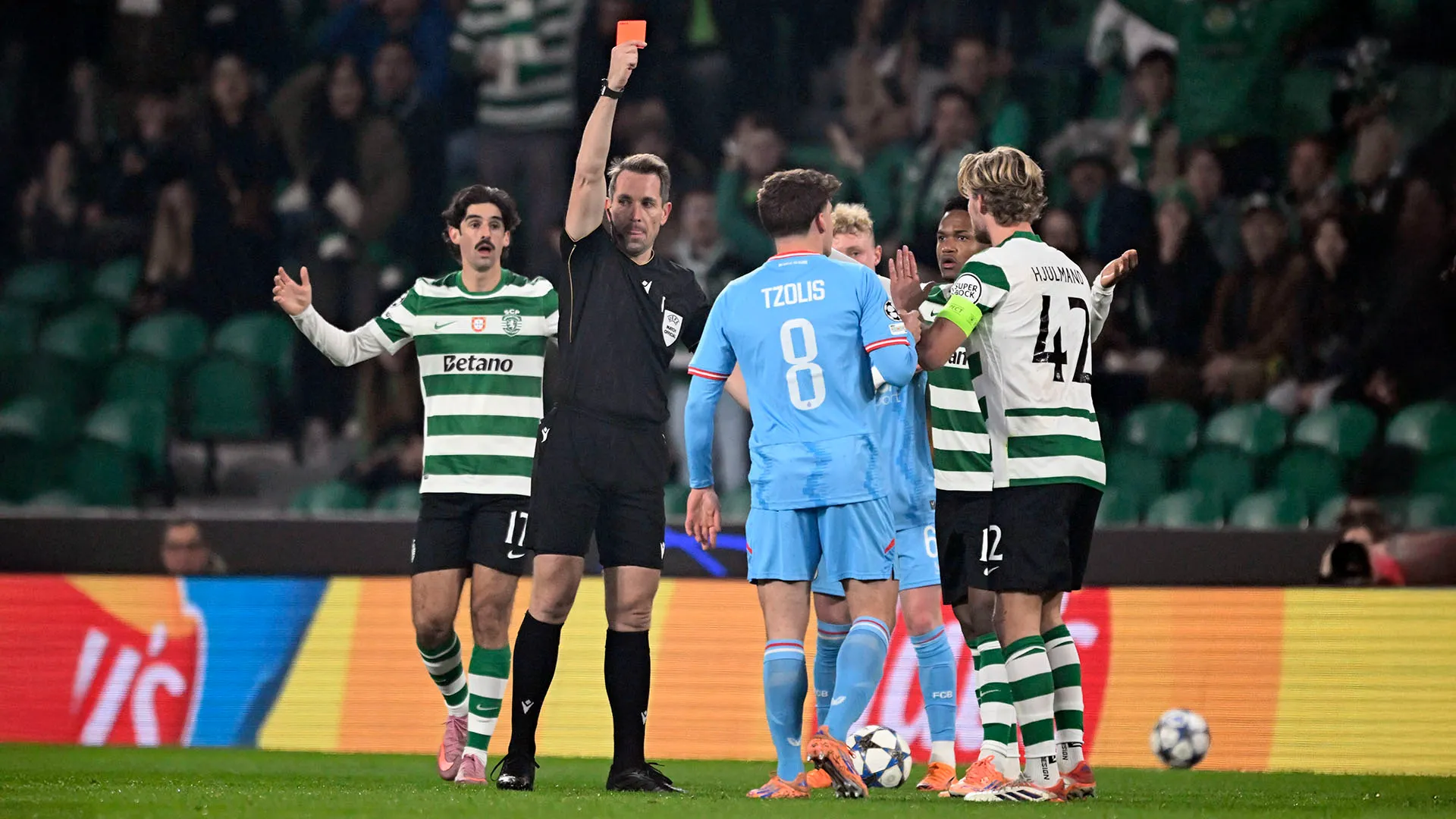 L'arbitro inizialmente ha espulso Morten Hjulmand per il pericolosissimo intervento, poi ha cambiato idea...