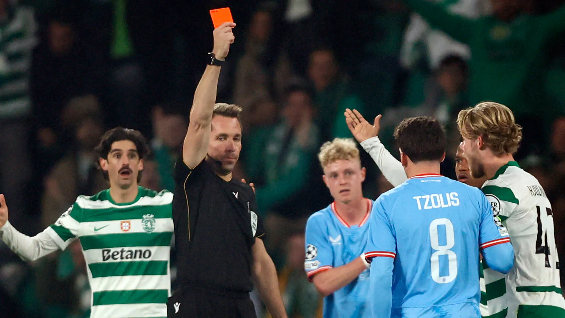 I calciatori dello Sporting in un primo momento avevano protestato veementemente contro l'arbitro