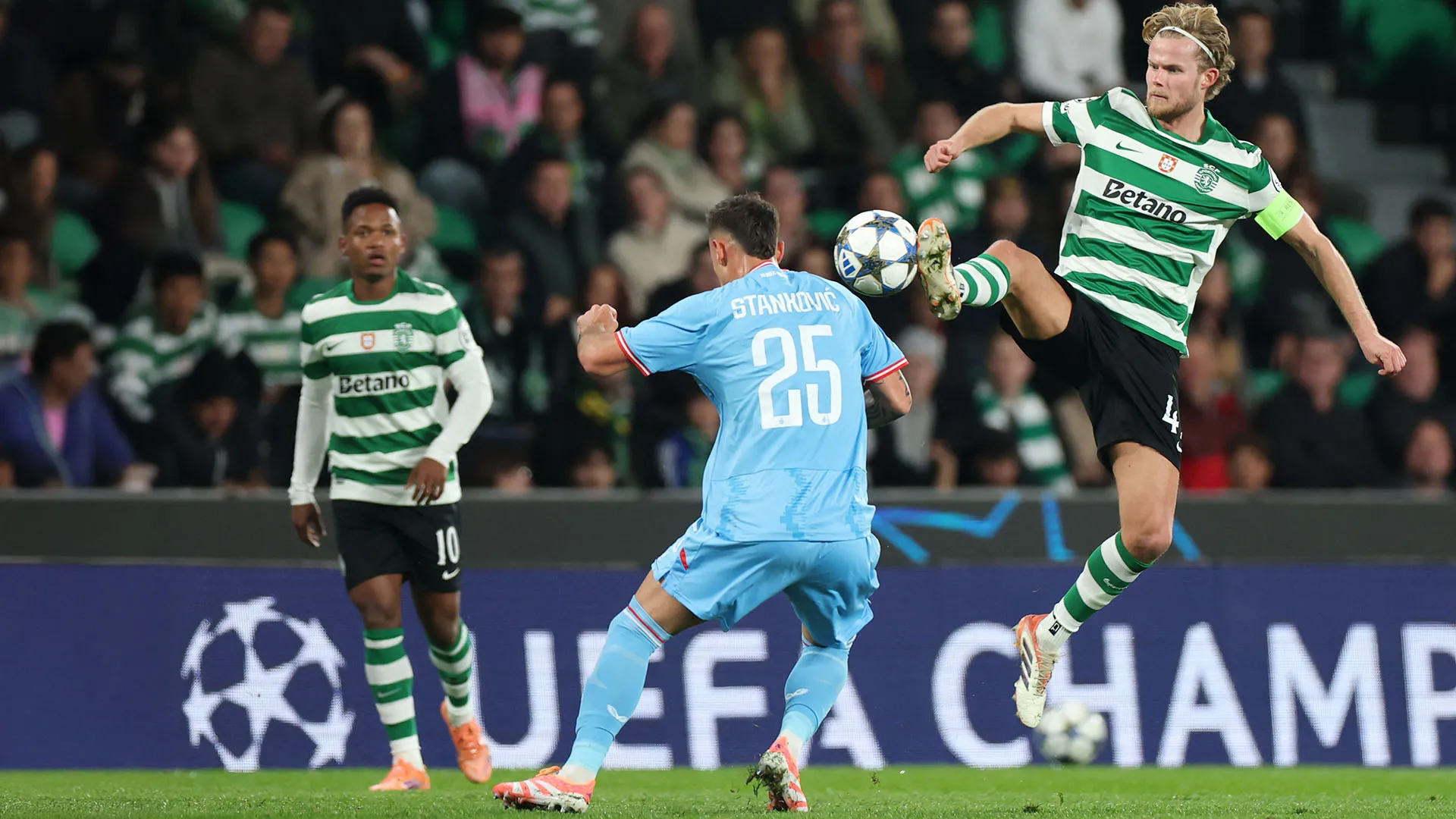 Il centrocampista dello Sporting ha sbagliato totalmente il tempo dell'intervento