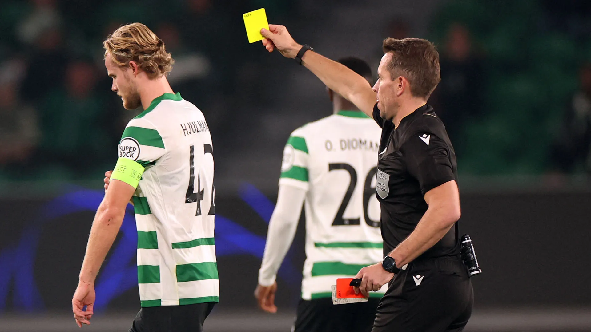 ...dopo aver rivisto l'azione al VAR, il direttore di gara ha cambiato il cartellino rosso in giallo