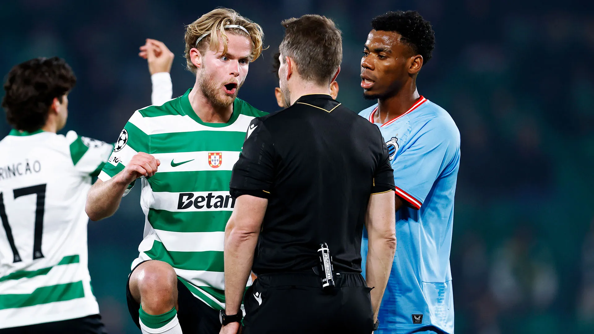 Ha spiegato al direttore di gara la dinamica dell'incidente prima che l'arbitro rivedesse tutto al VAR