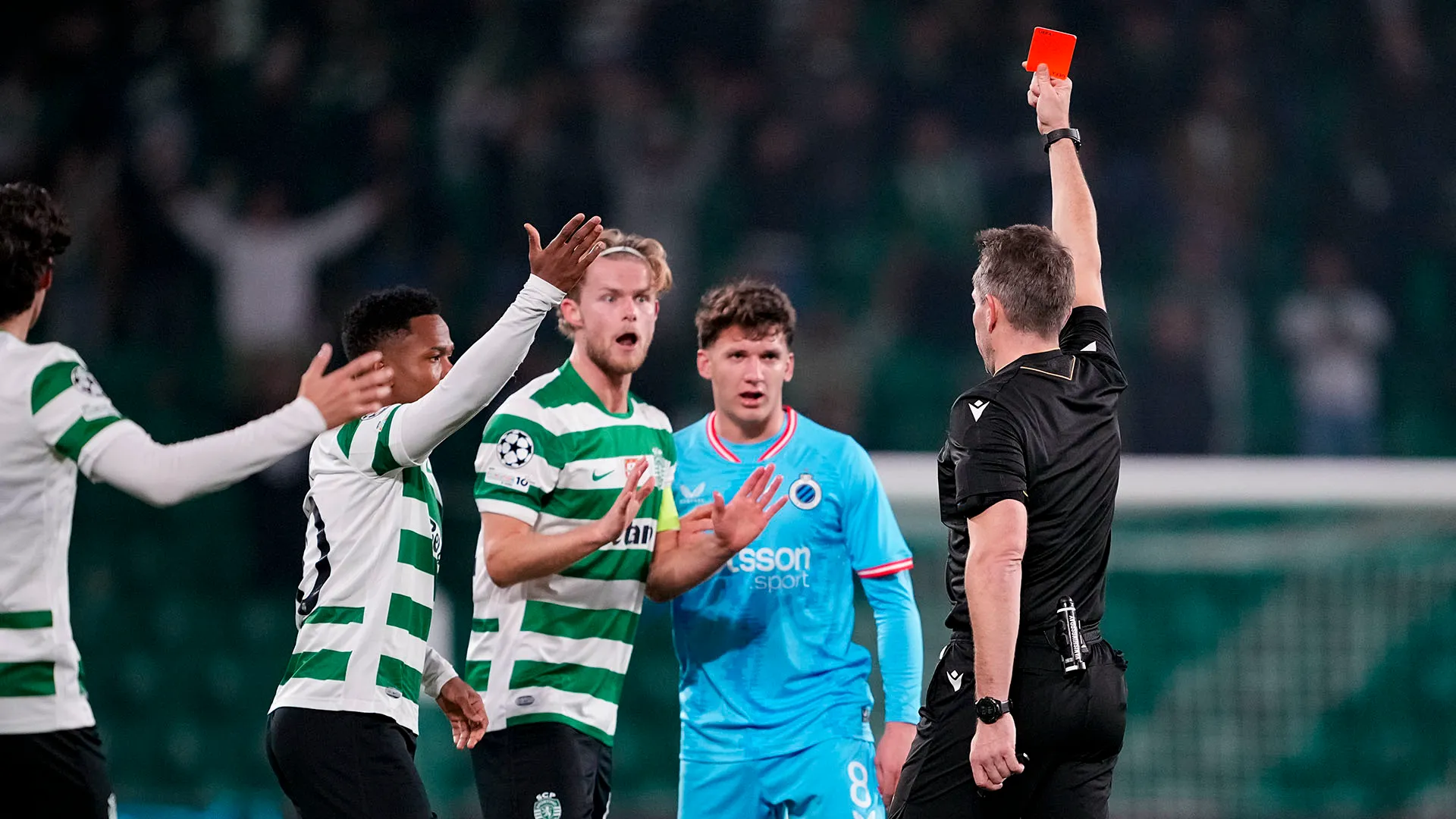 Il direttore di gara era convinto della sua decisione prima di rivedere l'azione al monitor