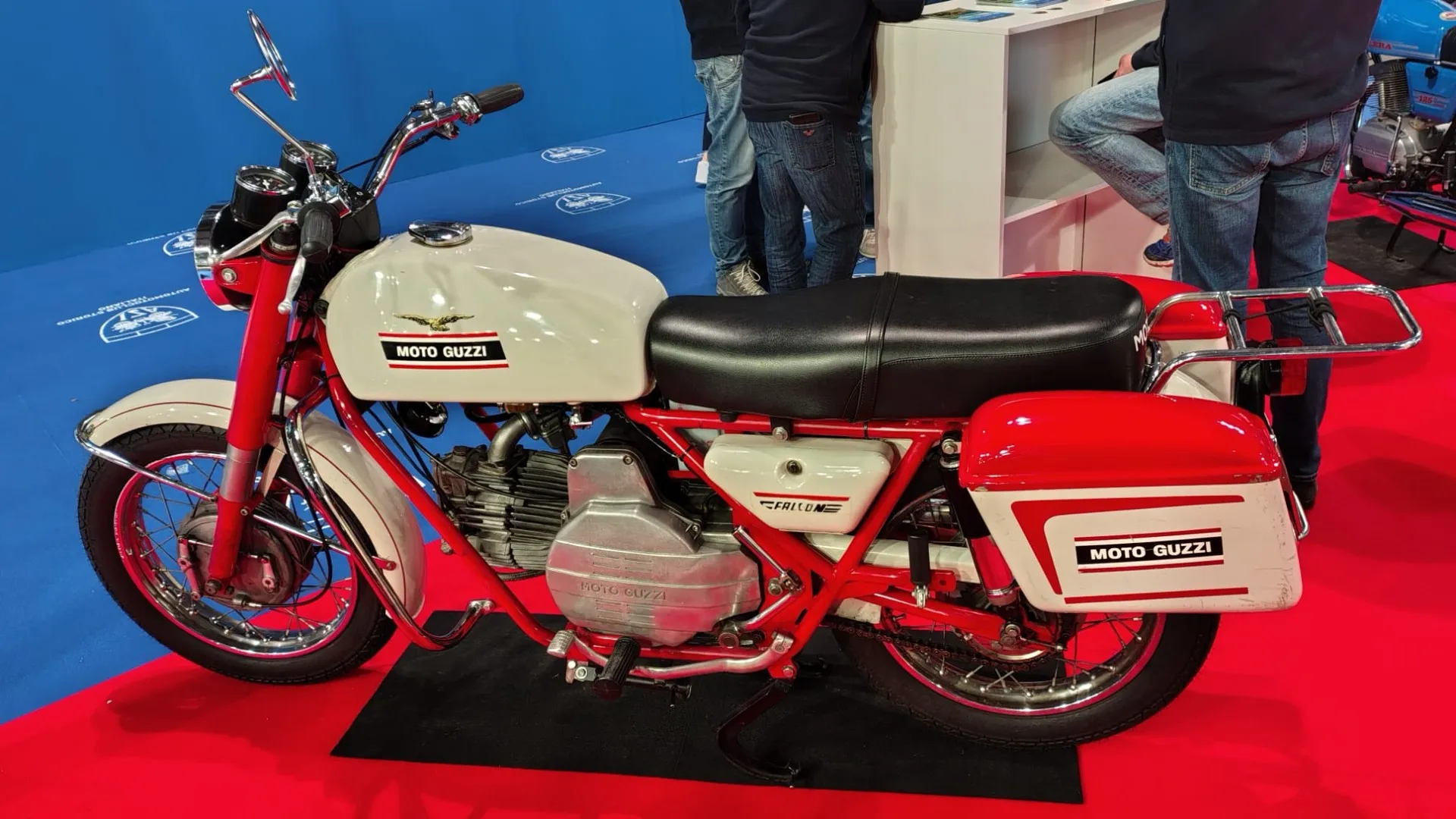 Era caratterizzata dal tipico serbatoio squadrato e dal grande volano laterale, tratto distintivo del modello