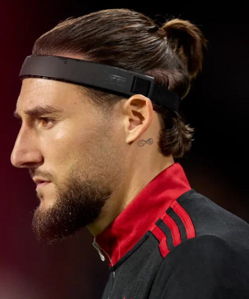 Il calciatore sorprende tutti con un accessorio insolito: le foto