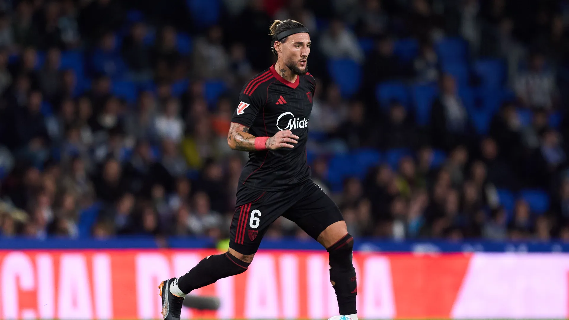 Il dettaglio dell'esperto centrocampista del Siviglia non è passato in osservato
