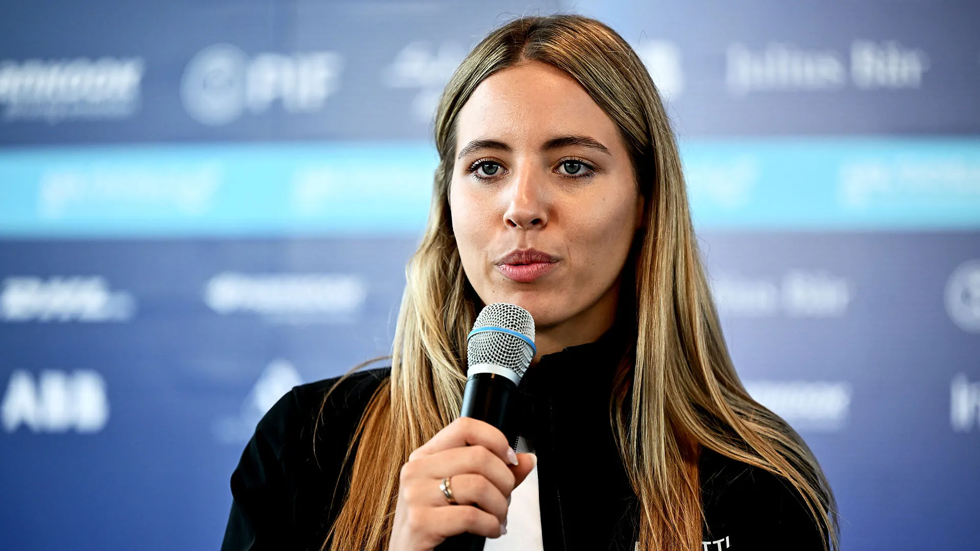 Si allena moltissimo e posta spesso sui suoi canali social foto e video mentre è in palestra