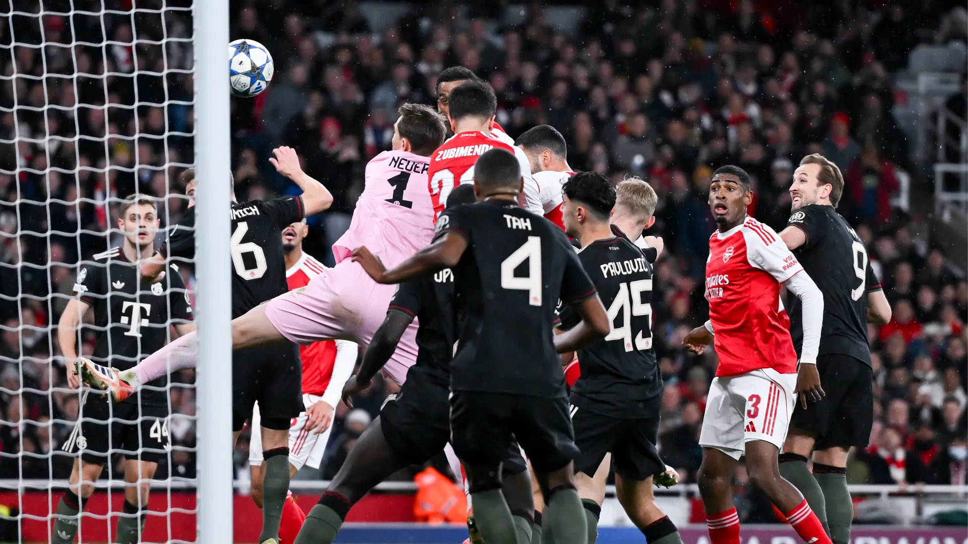 Neuer è arrivato in ritardo sul colpo di testa di Timber,che gli aveva però dato una leggera spinta in precedenza