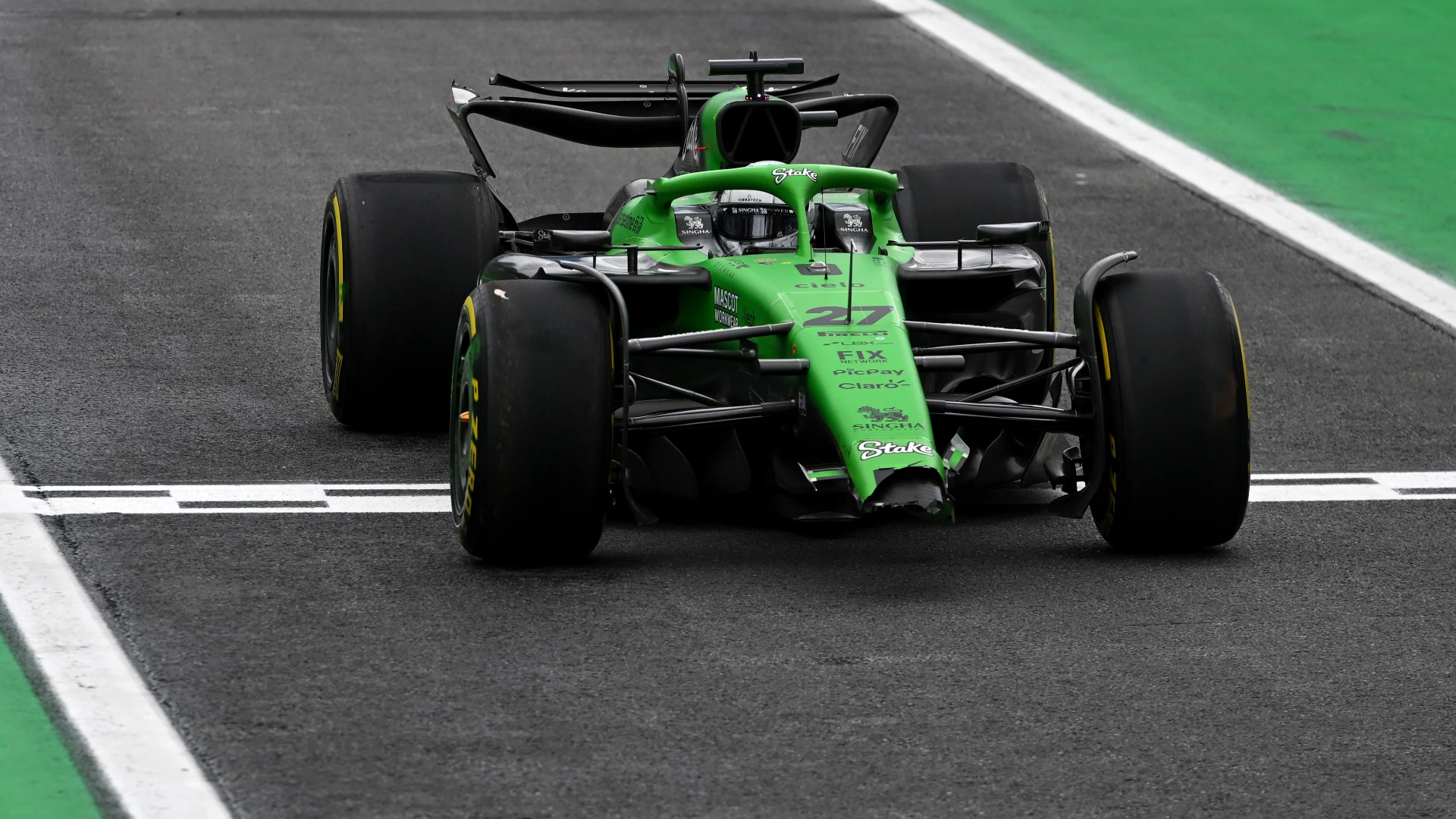 Stessa sorte per Nico Hulkenberg, che ha danneggiato la sua Kick Sauber finendo fuori pista poco dopo.