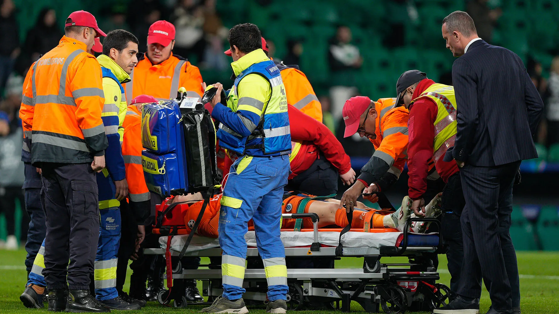 Nordin Jackers è stato caricato sulla barella tra l'applauso generale di tutto lo stadio
