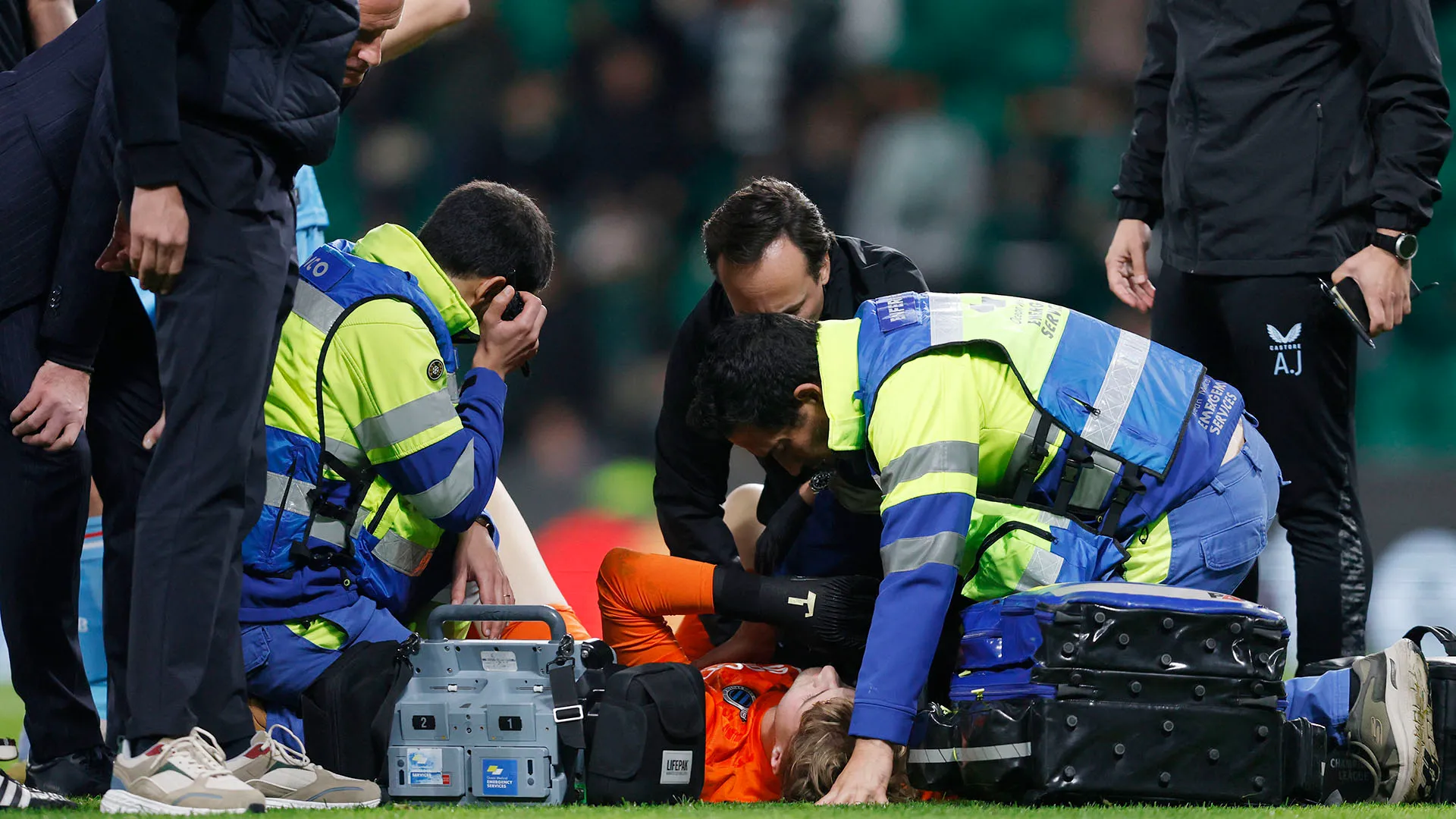 Lo staff medico è intervenuto immediatamente per soccorrere Nordin Jackers
