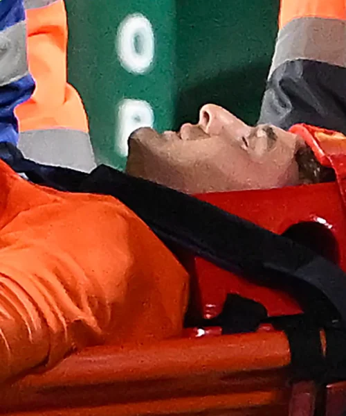 Nordin Jackers portato fuori in barella, cala il silenzio allo stadio. Immagini