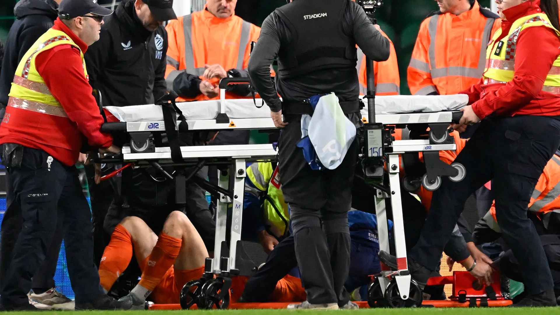 I dottori hanno deciso di caricarlo sulla barella per portarlo fuori dal campo