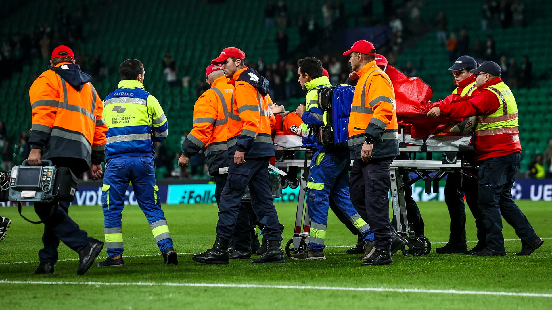 Migliaia di tifosi hanno inviato messaggi di supporto al portiere tramite i social
