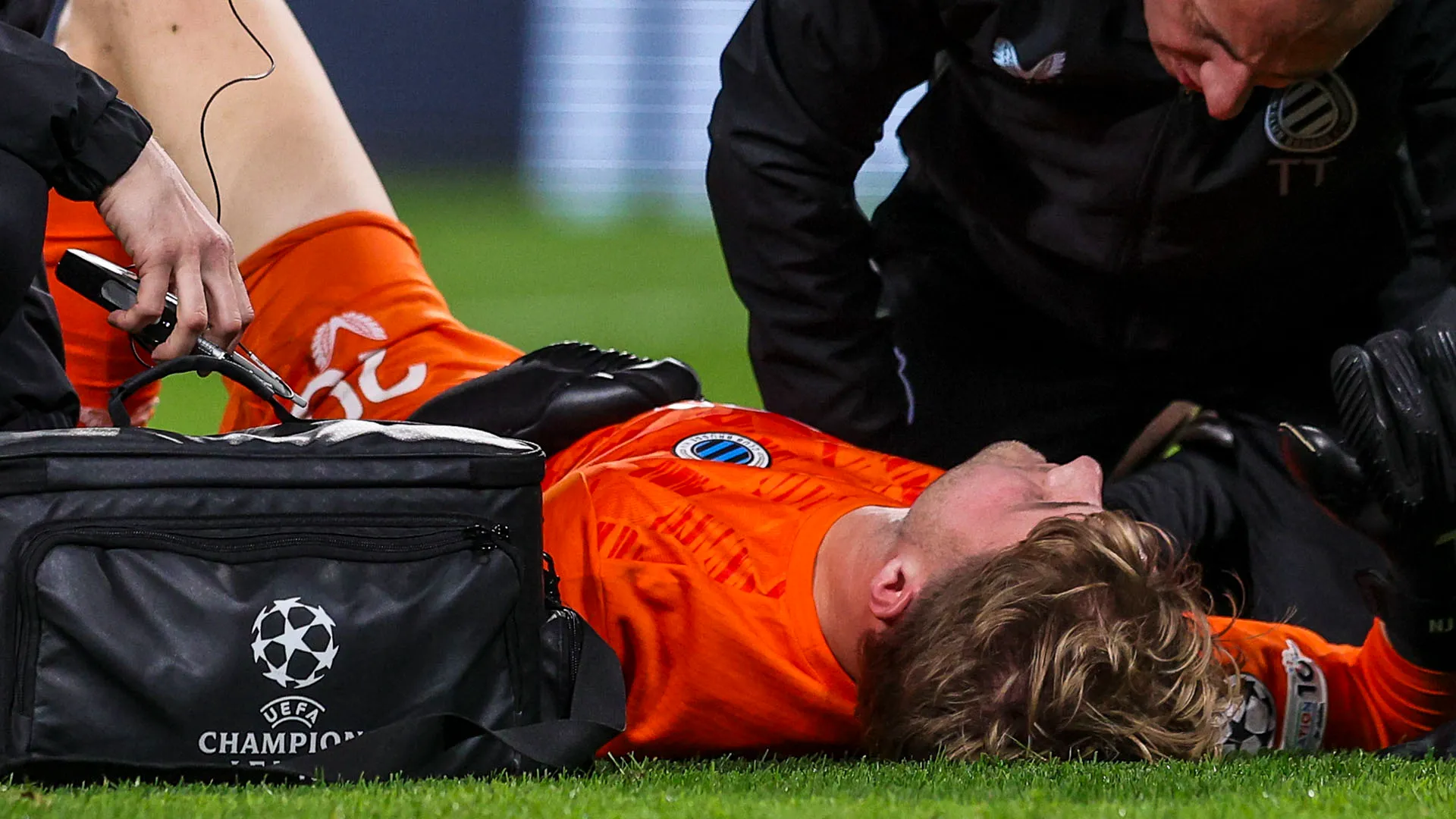 Cala il silenzio allo stadio: Nordin Jackers portato fuori in barella