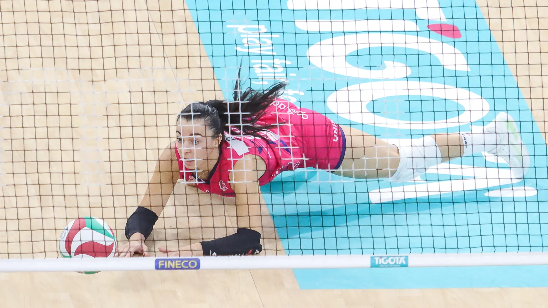 Davanti ai 3731 del palasport milanese arriva il terzo successo consecutivo per Egonu e compagne che hanno la meglio con il punteggio di 3-0.