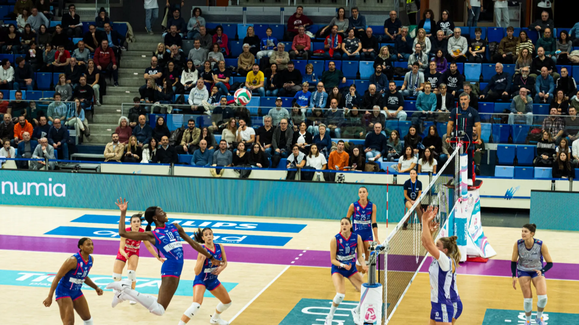 Milano ha vinto 3-1 con Firenze consolidando il suo terzo posto.