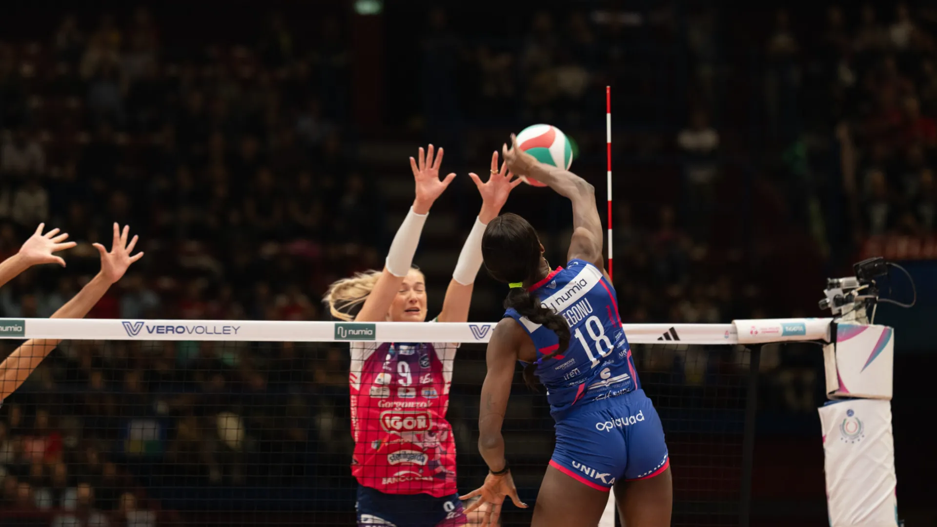 A fare notizia prima di tutto è il record di pubblico per una partita di volley femminile tra club in Italia.