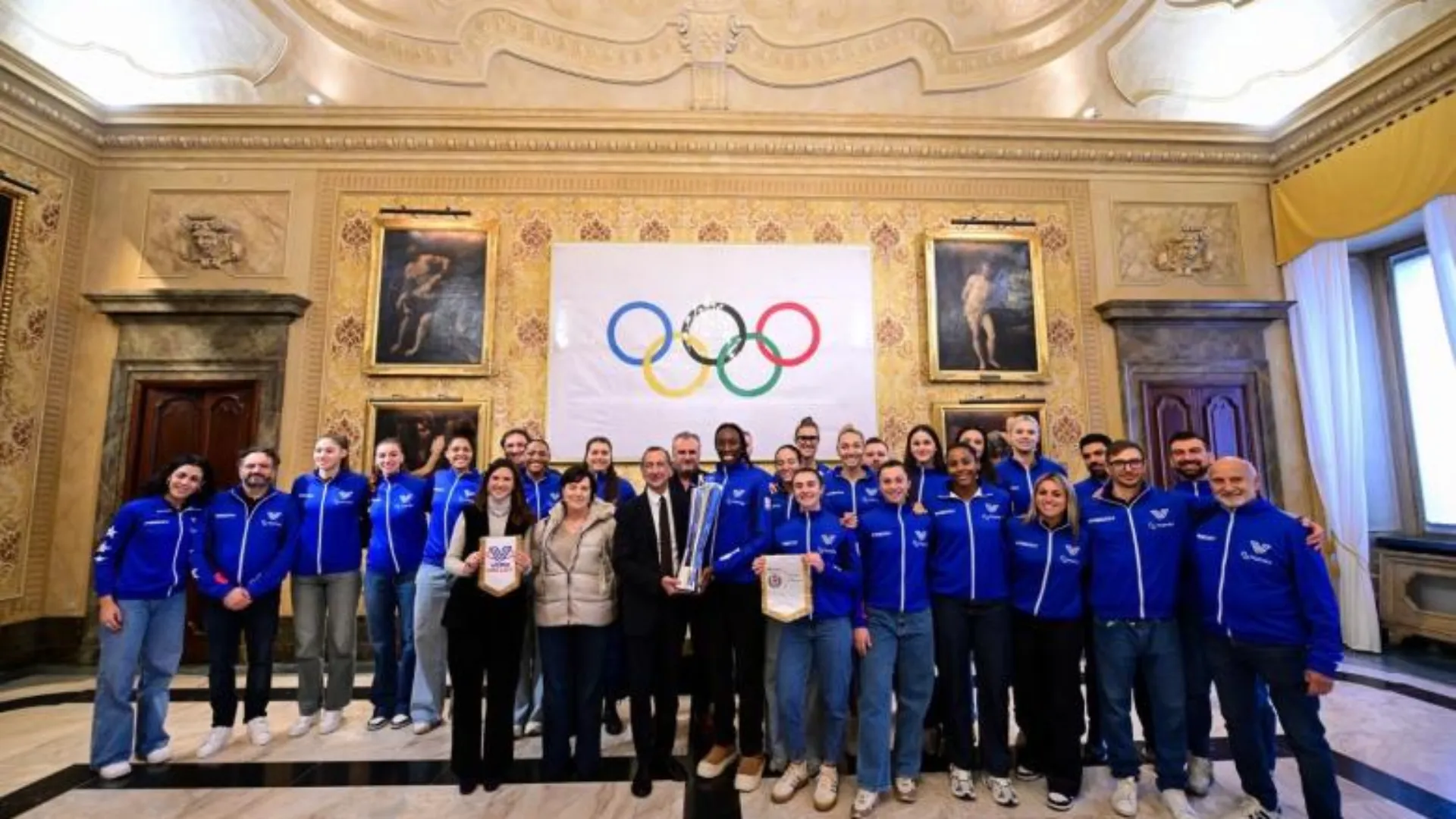 La cerimonia si è svolta nella prestigiosa Sala dell'Orologio, sede del Comune meneghino.