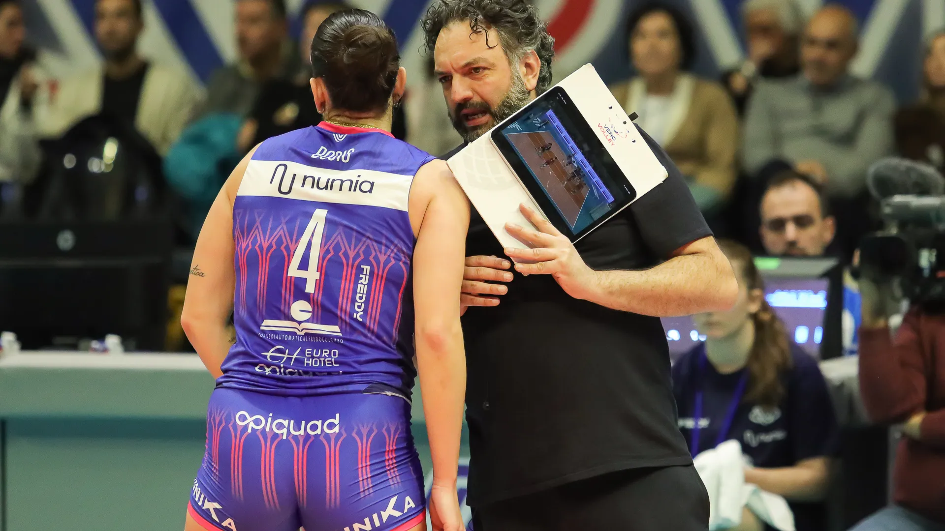 Lavarini lo ha dovuto fare, quando le greche si sono portate sul 17-15.