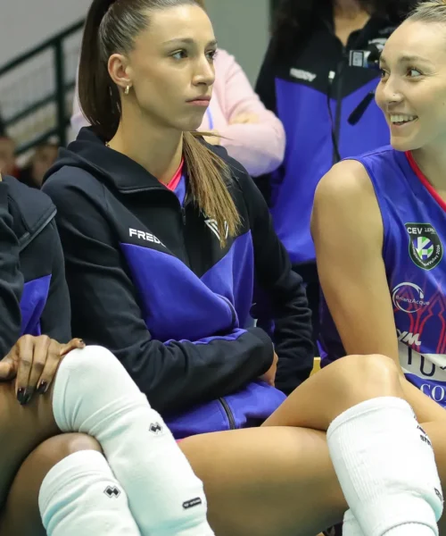 Paola Egonu in panchina per l’esordio in Champions, ci sono due motivi: le foto