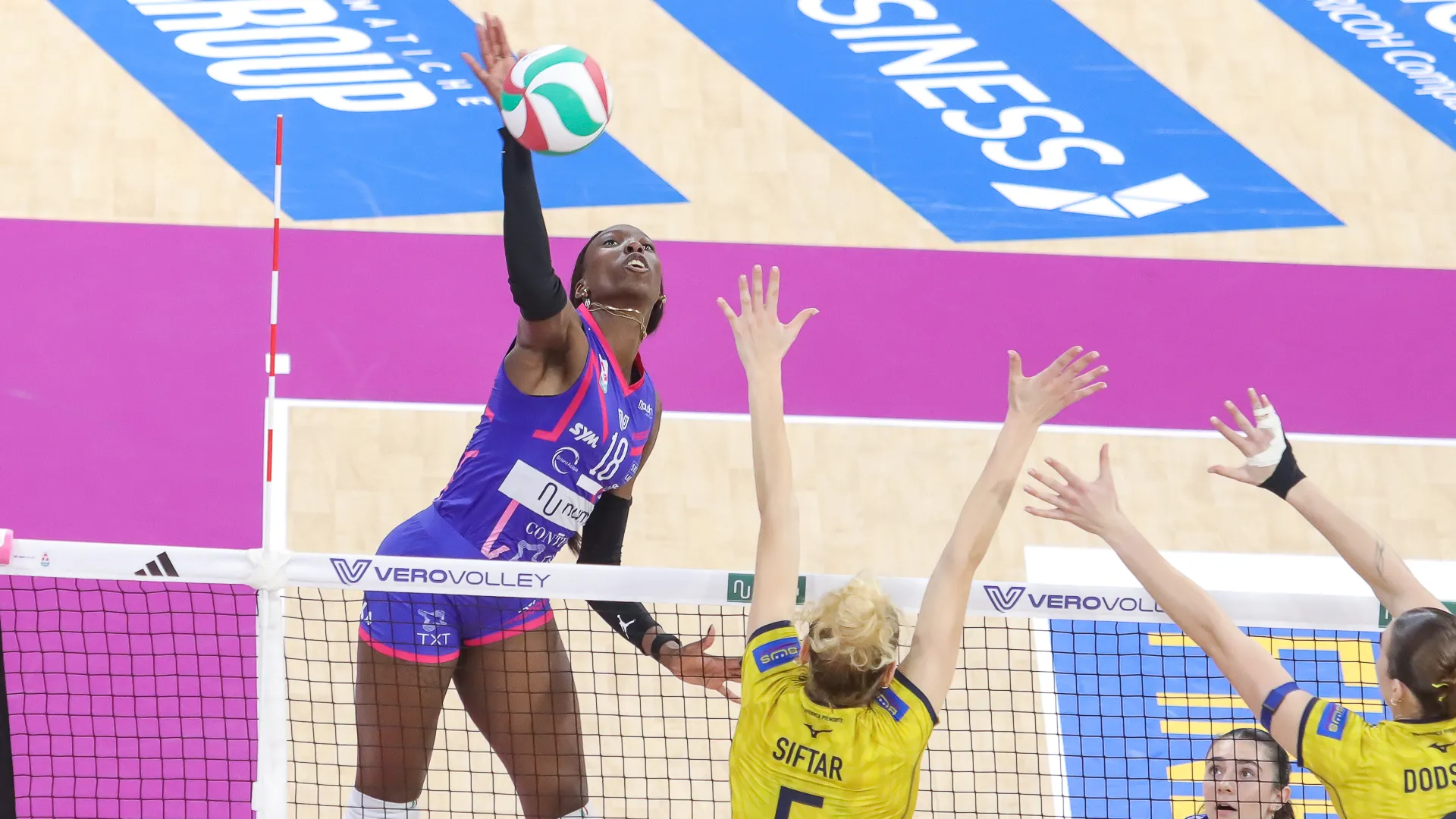 Hanno avuto vita più facile invece nei successivi due parziali le rosablu che, complice l’ottimo apporto di tutte le subentrate dalla panchina, sono riuscite a porre fine al match. 