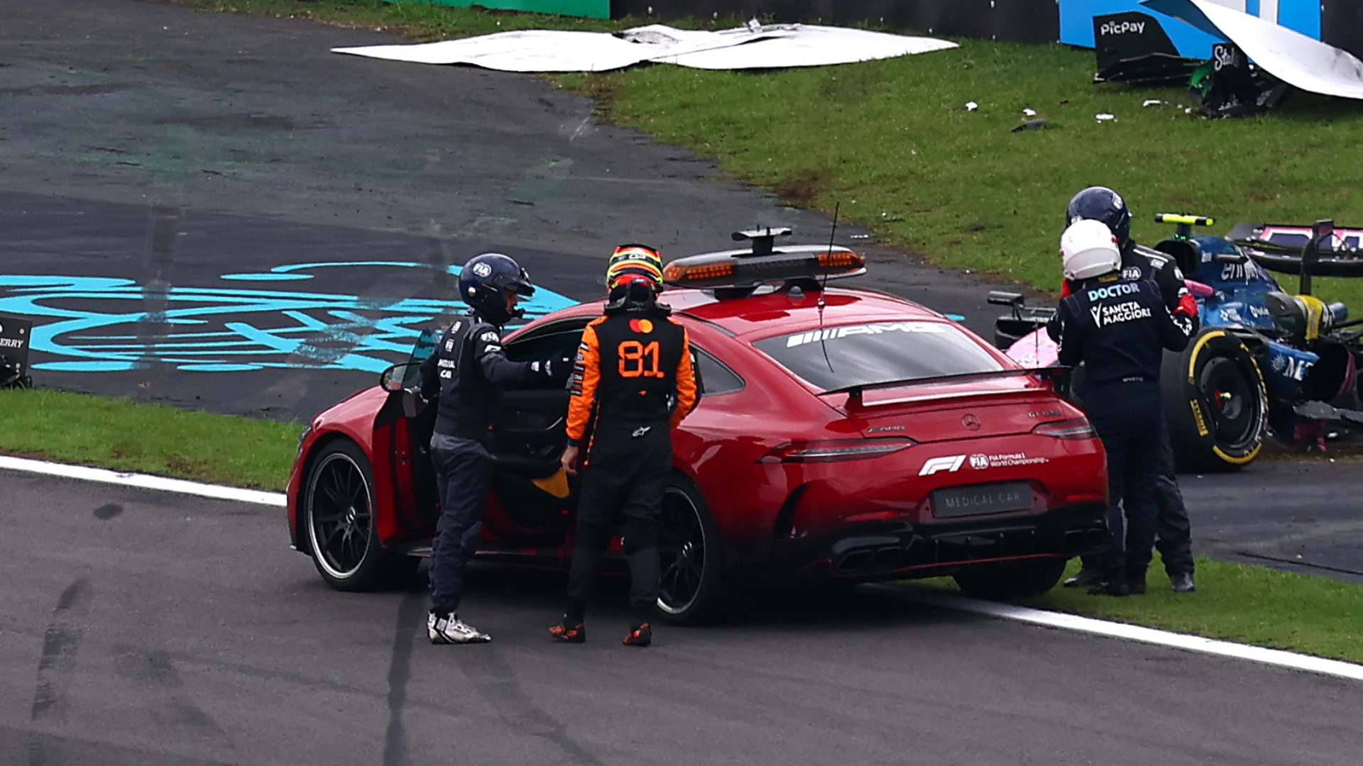 Piastri è stato riportato ai box da una delle vetture di sicurezza: la sua Sprint si è conclusa così.