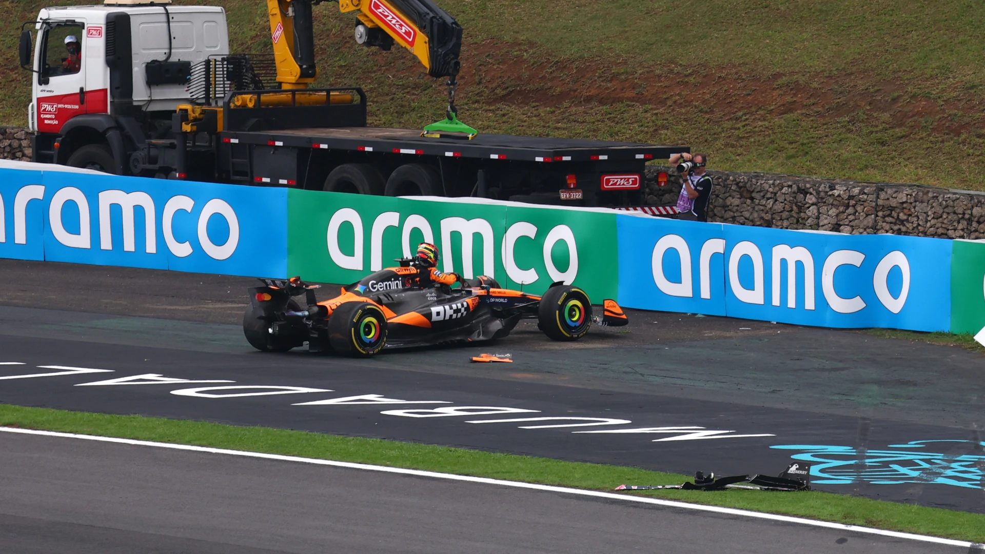 Il tempo incerto a Interlagos ha fatto sì che non tutta la pista fosse asciutta, causando l'errore del pilota McLaren.