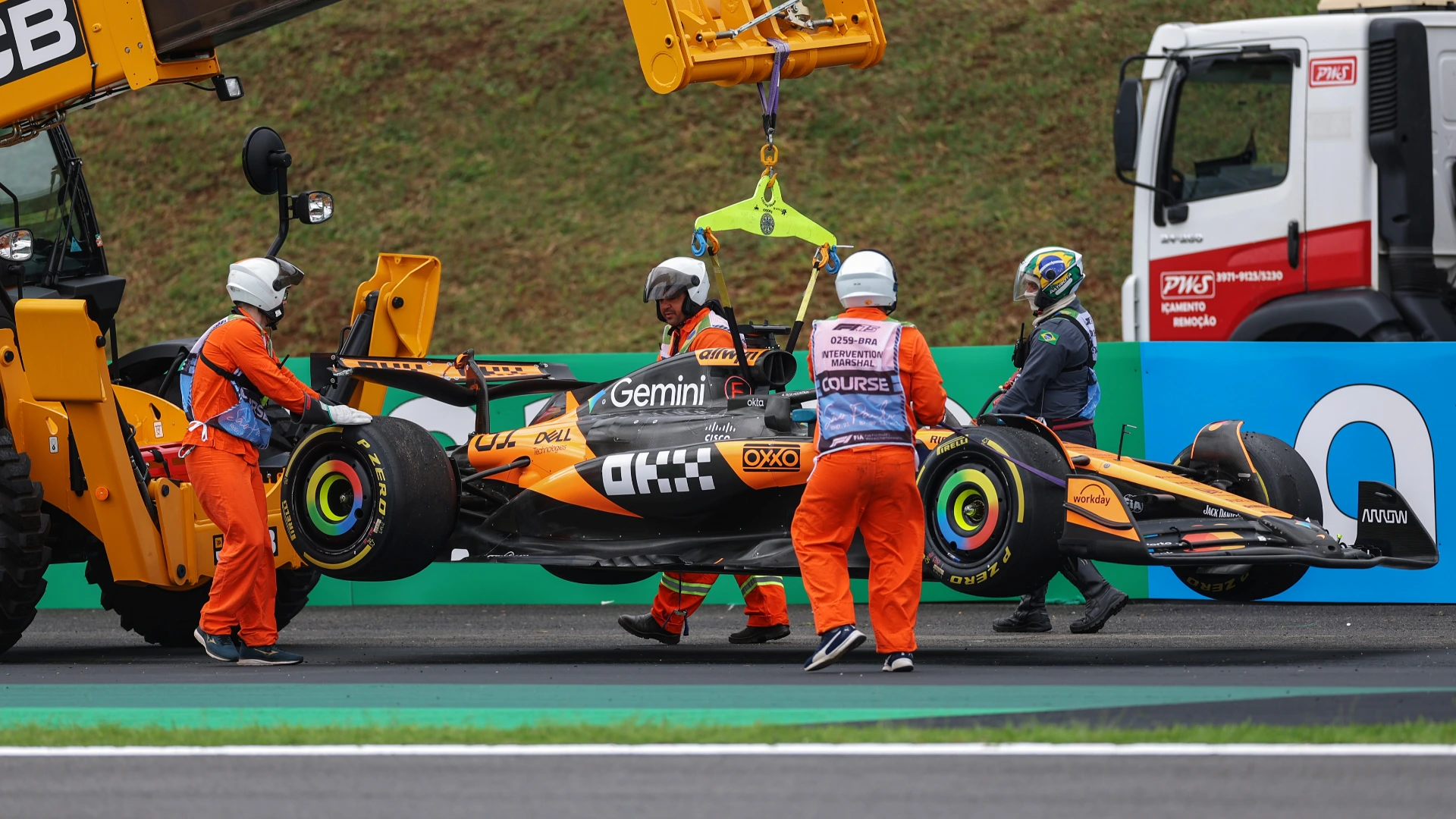 Le immagini della vettura caricata dalla gru a bordo pista hanno fatto rapidamente il giro del mondo.