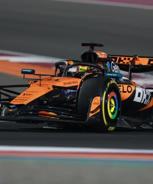 F1, Oscar Piastri fa sua la Sprint in Qatar. Norris e Verstappen limitano i danni, Ferrari lontane dai primi