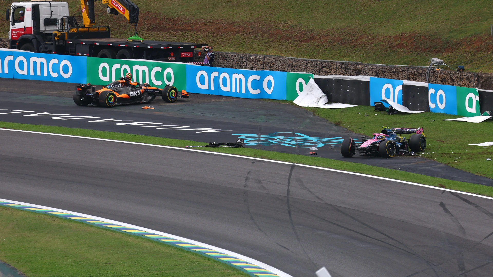 Anche Franco Colapinto della Alpine è uscito nello stesso punto, toccando il cordolo bagnato.