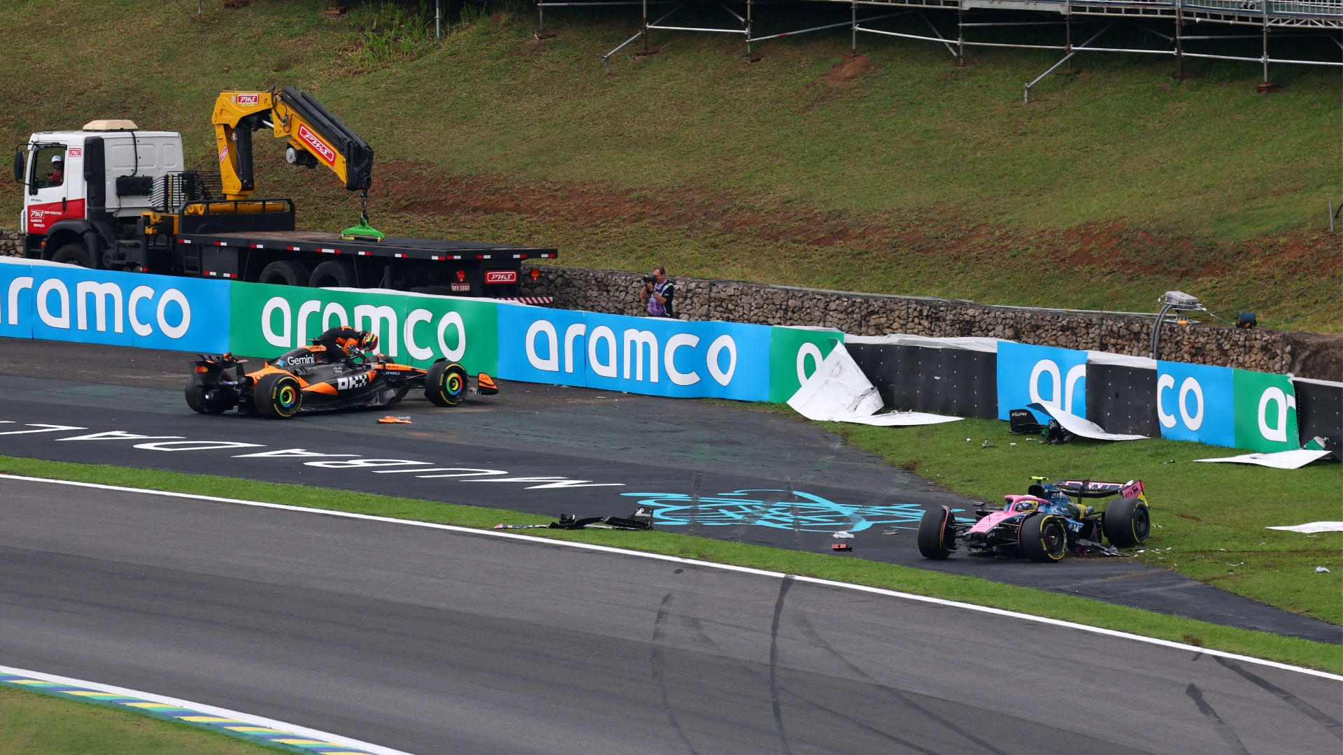 L'australiano, secondo in classifica a un solo punto da Lando Norris, è andato contro il muro in Curva 3.