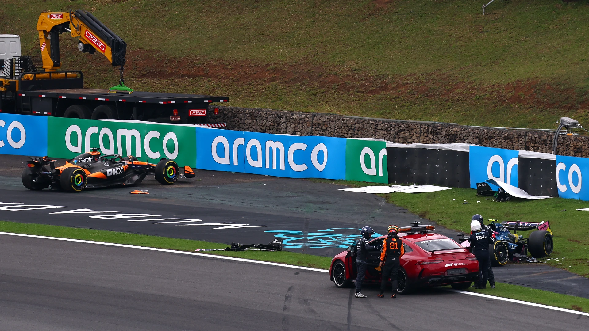 Colpo di scena nella Sprint di Interlagos: Oscar Piastri è stato costretto al ritiro per un incidente.