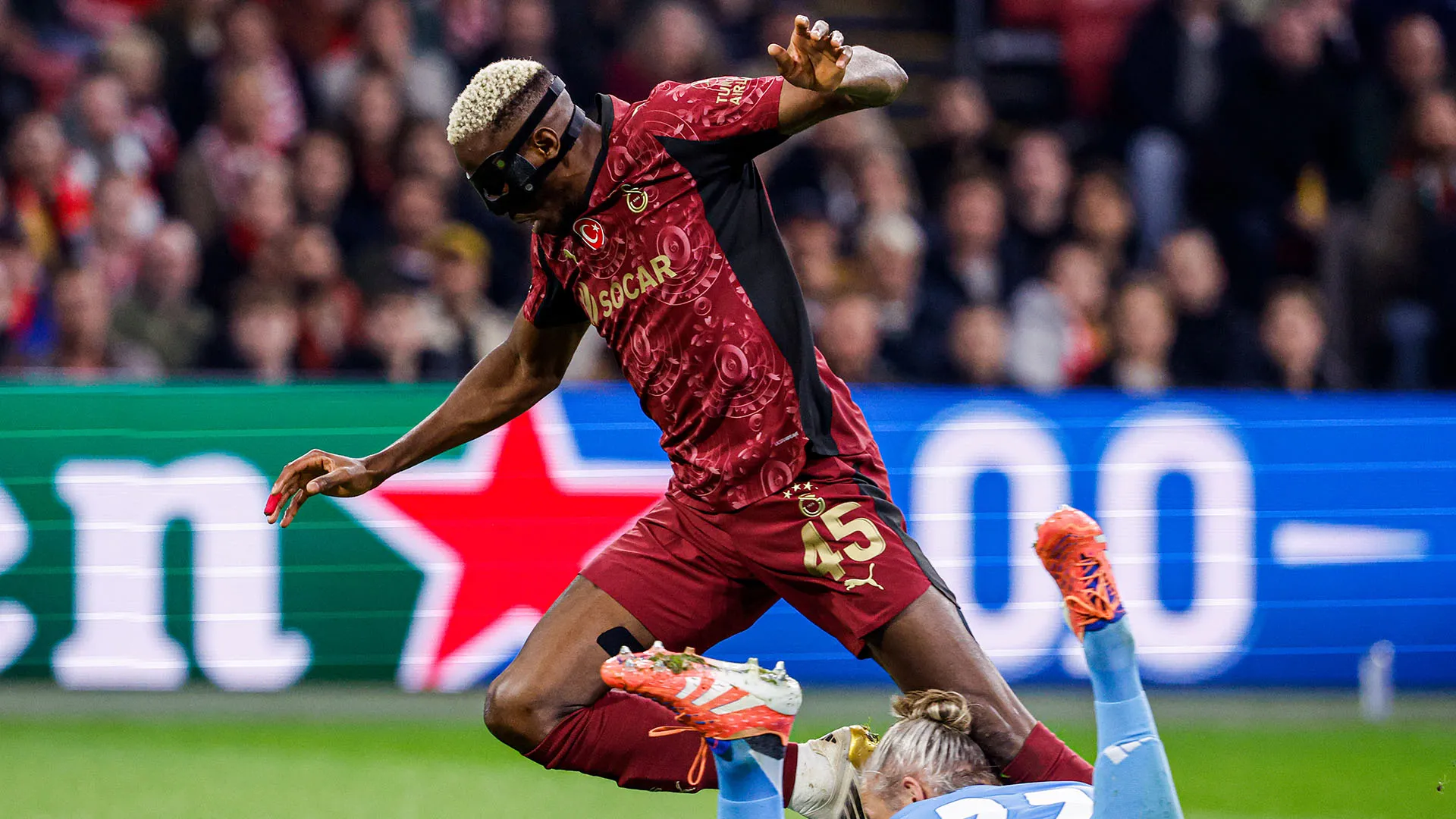 Grande spavento per Remko Pasveer durante la sfida tra Ajax e Galatasaray
