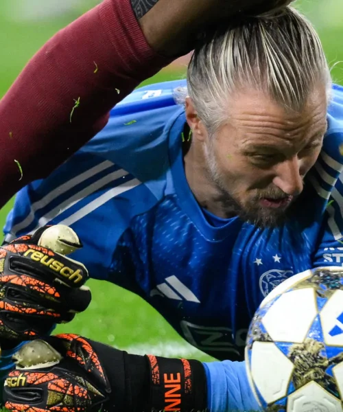 Victor Osimhen non si ferma e si schianta contro il portiere avversario. Foto