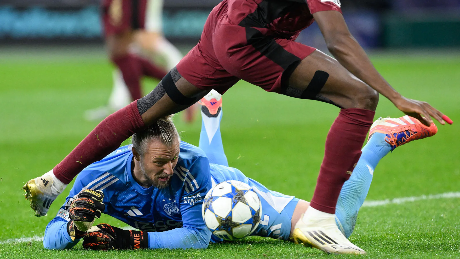 L'esperto portiere ha ricevuto una tremenda ginocchiata dall'attaccante nigeriano
