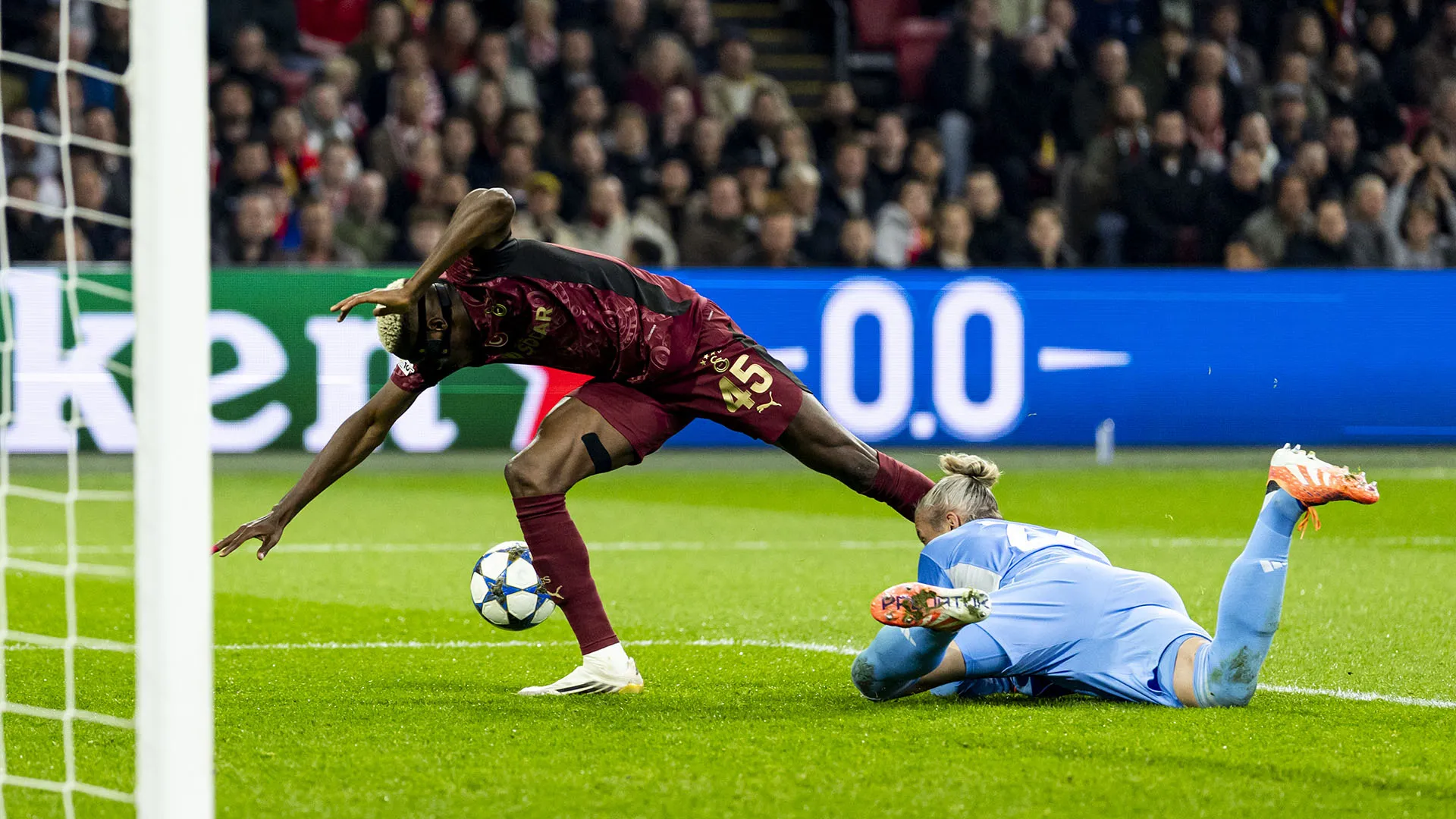 Osimhen non è riuscito a interrompere la sua corsa ed è finito contro Remko Pasveer. Per fortuna nessuno si è fatto male
