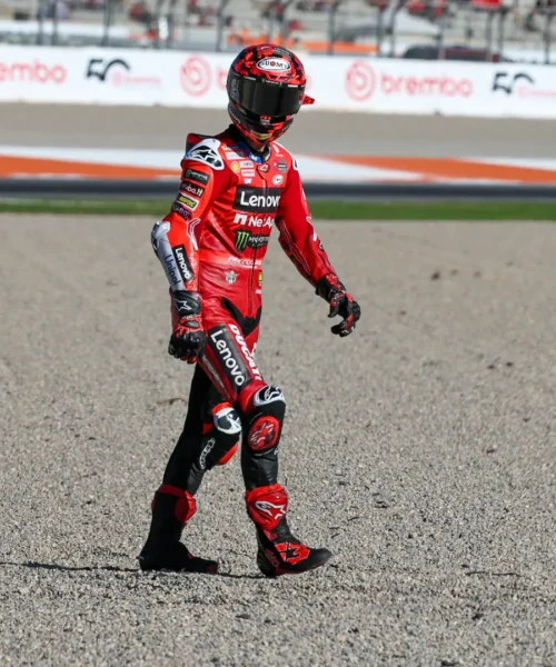 Ducati, Pecco Bagnaia finisce nella ghiaia la sua orrenda stagione: quinto ritiro di fila