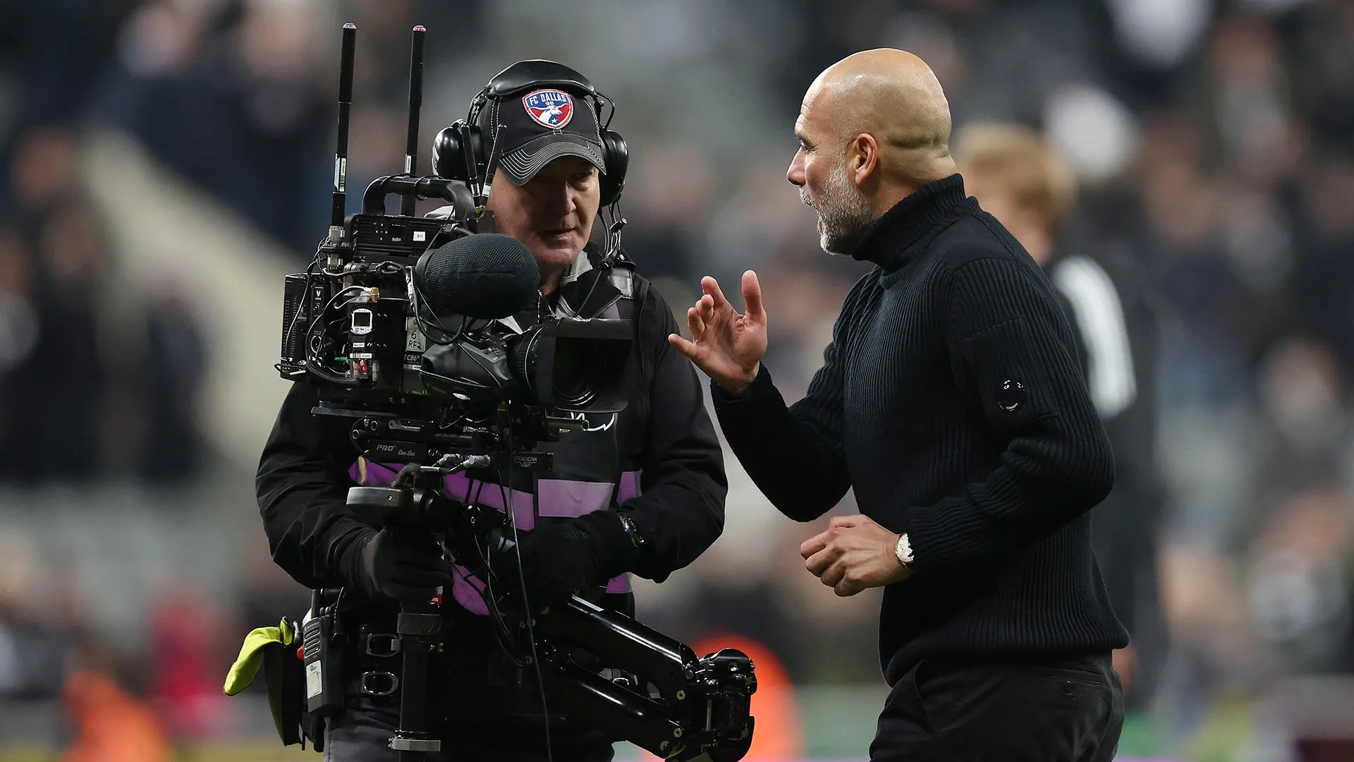 Le foto hanno indignato il web: "Sta solo facendo il suo lavoro, abbi rispetto Pep" ha scritto un utente
