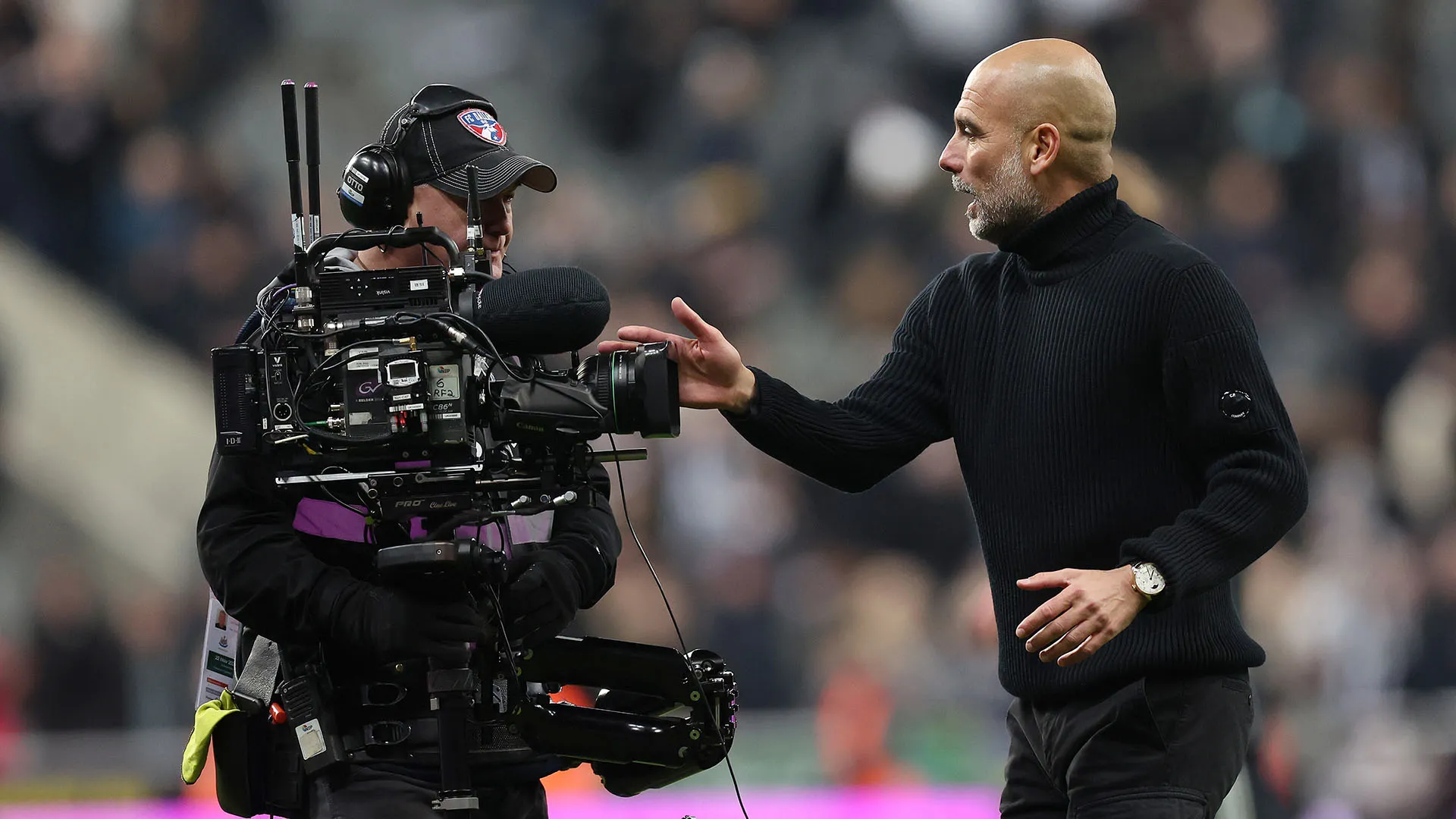 Guardiola non voleva essere ripreso mentre parlava con i calciatori avversari
