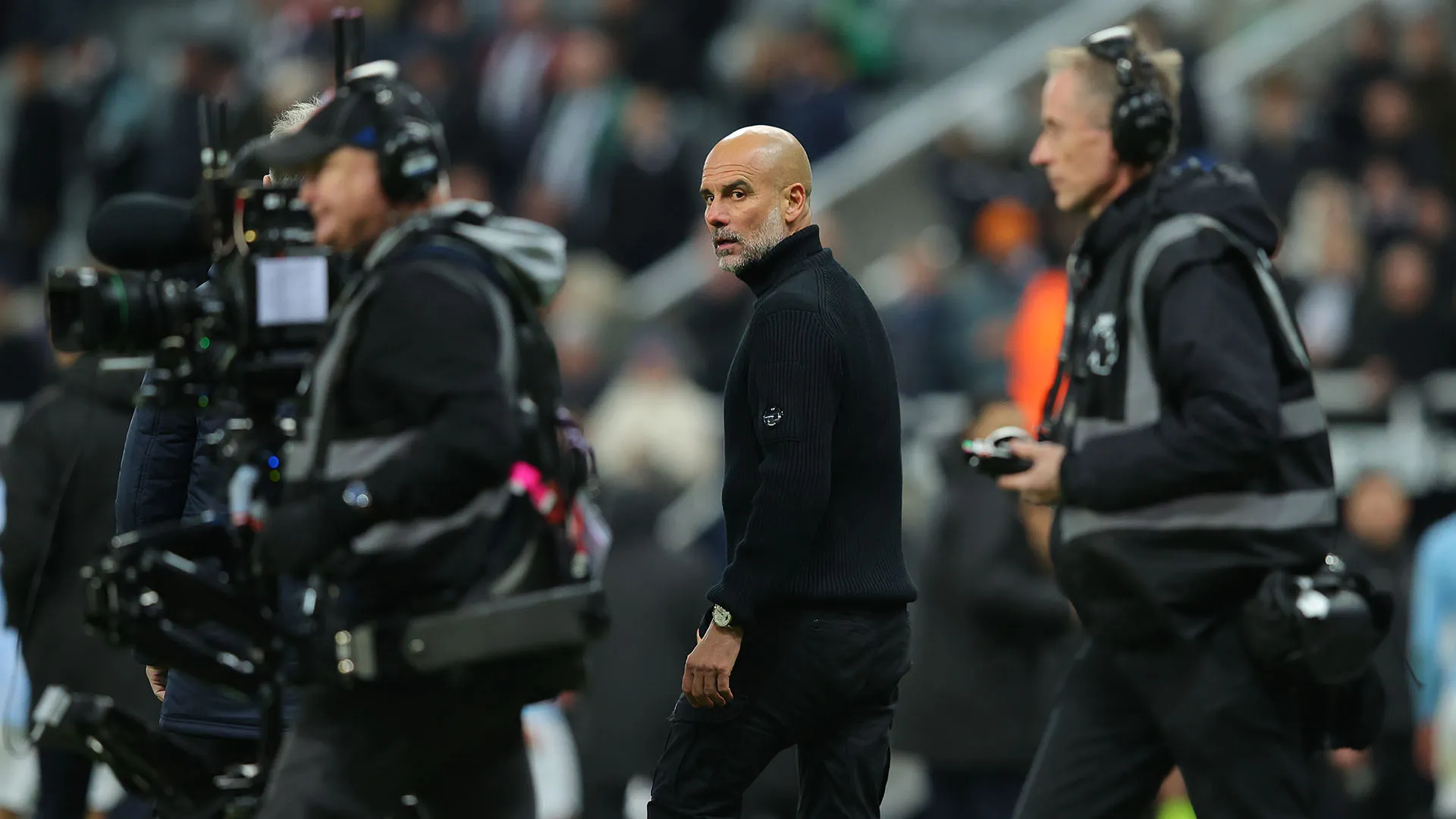 Di certo Guardiola avrebbe potuto evitare: se l'addetto tv era lì è perché aveva l'autorizzazione
