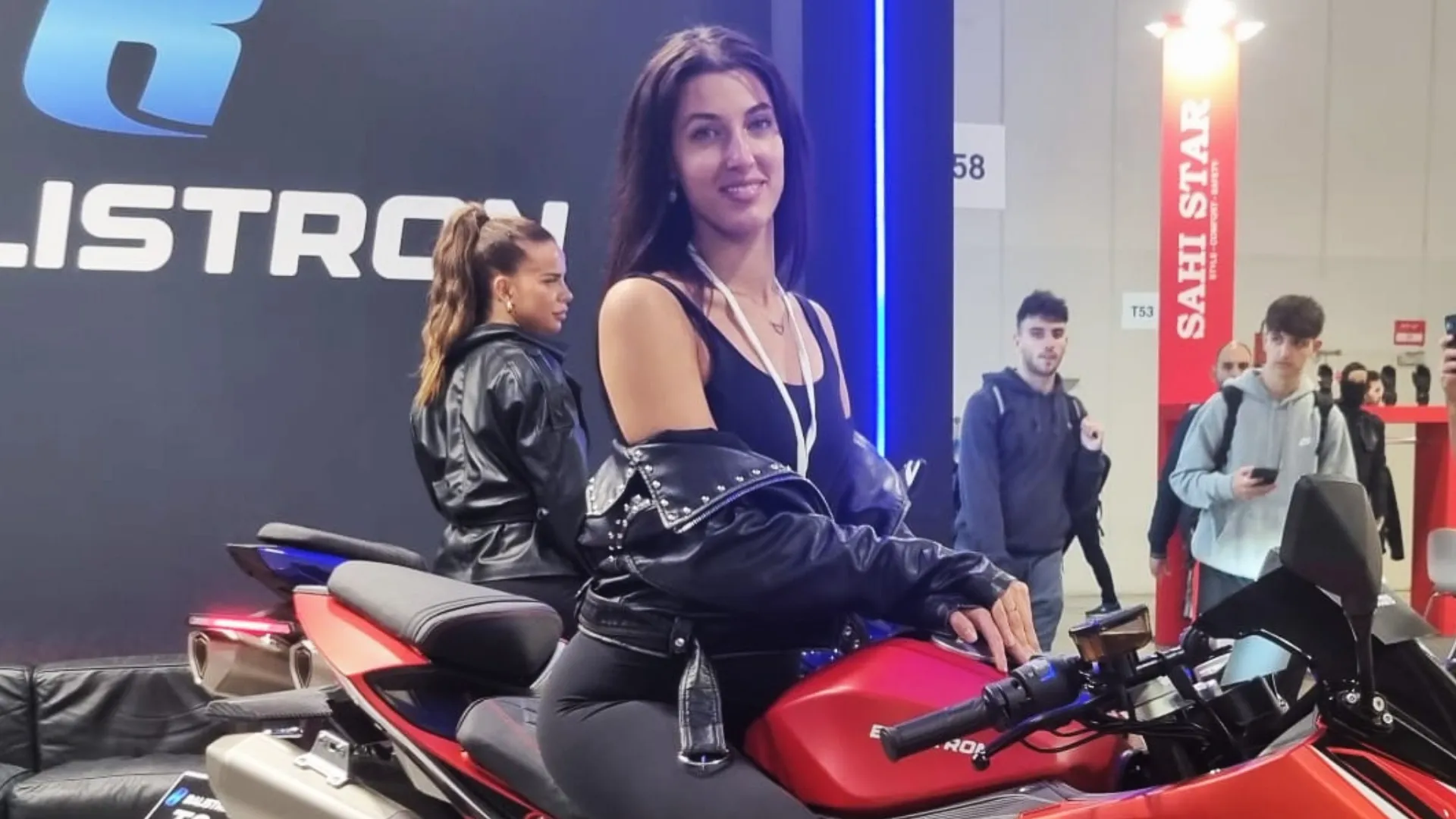 Si sono messe in posa per i tantissimi fotografi professionisti presenti...