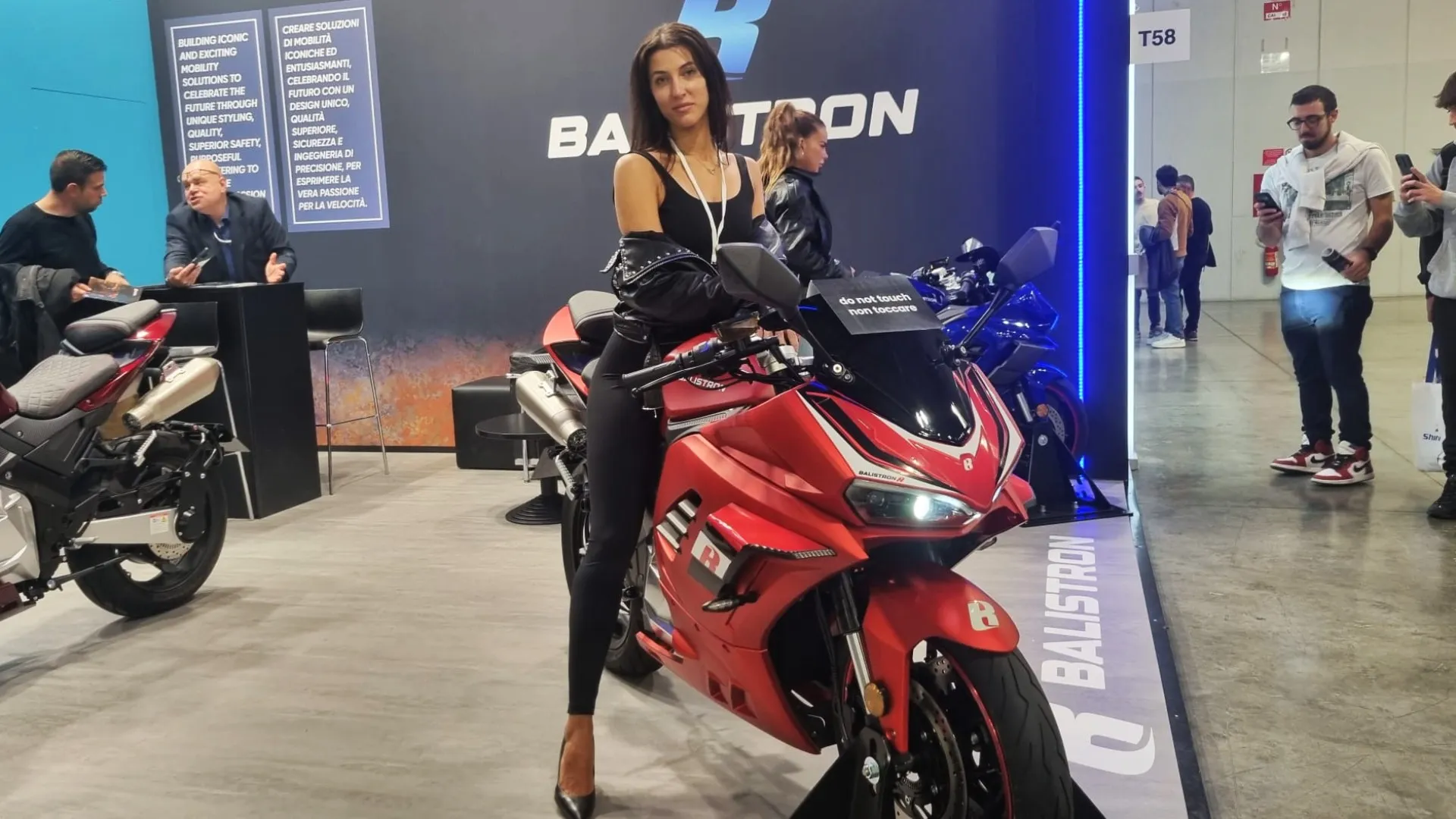 Tantissime le modelle e le indossatrici presenti in fiera