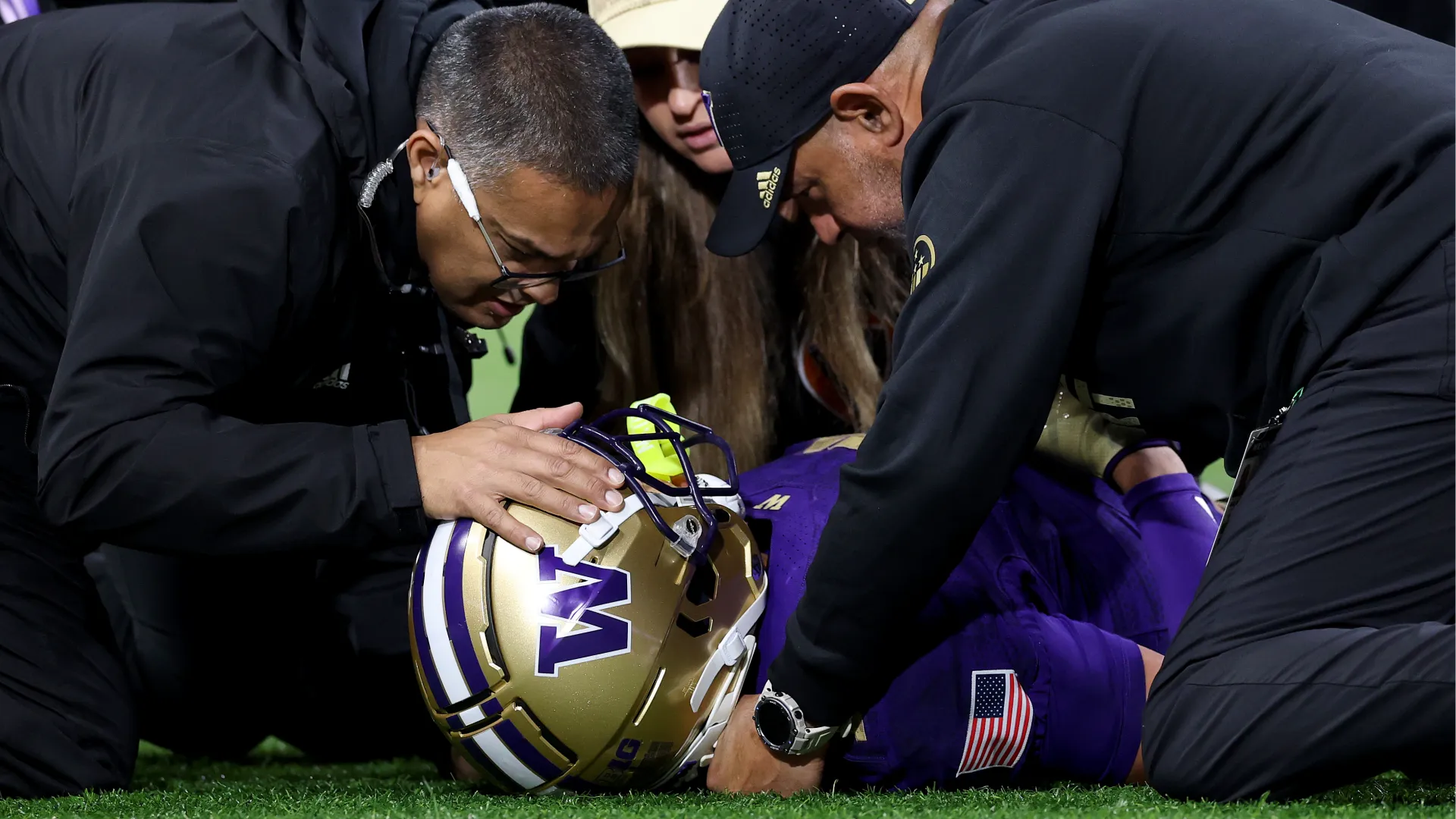 Sono entrati in campo i medici dei Washington Huskies per capire meglio la situazione
