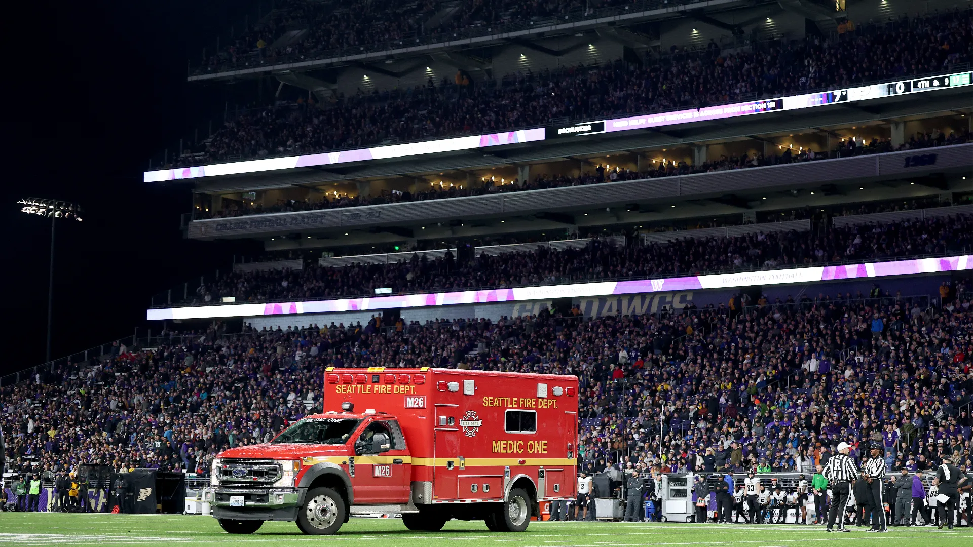 L'ambulanza ha lasciato lo stadio tra gli applausi del pubblico