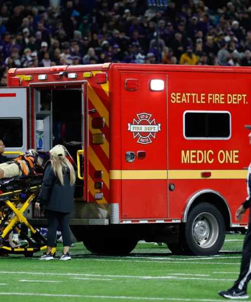 Ambulanza in campo, momenti di terrore a Seattle: le immagini