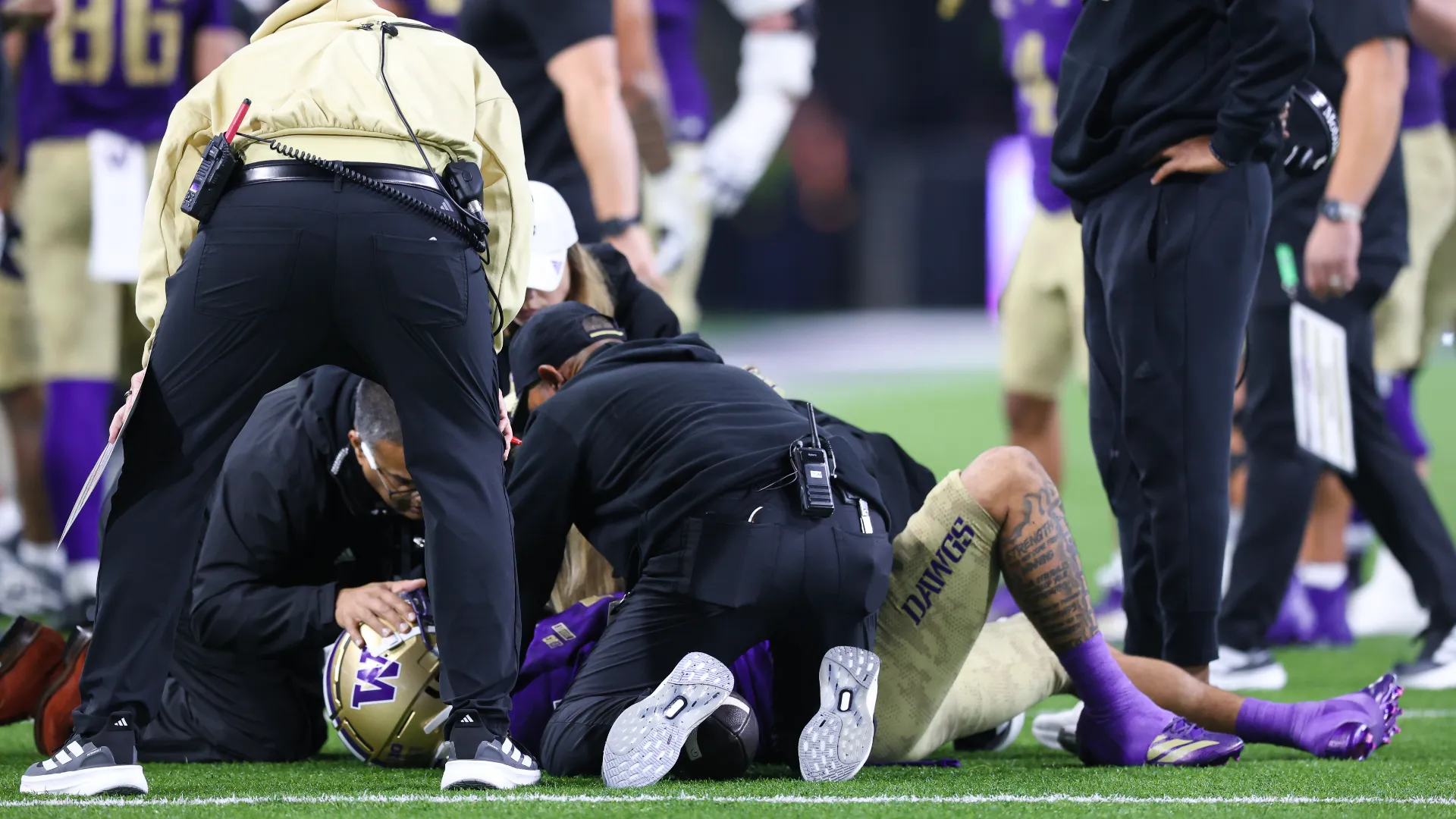 L'arbitro ha subito interrotto il gioco per verificare le condizioni del campione
