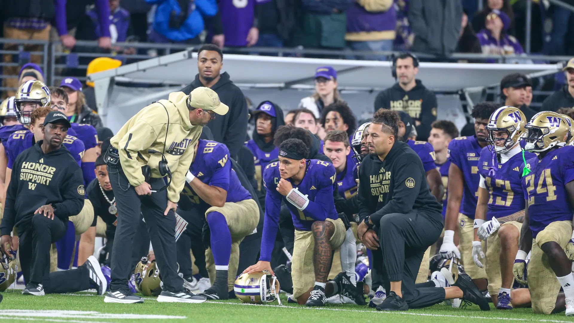 I suoi compagni si sono inginocchiati in segno di rispetto